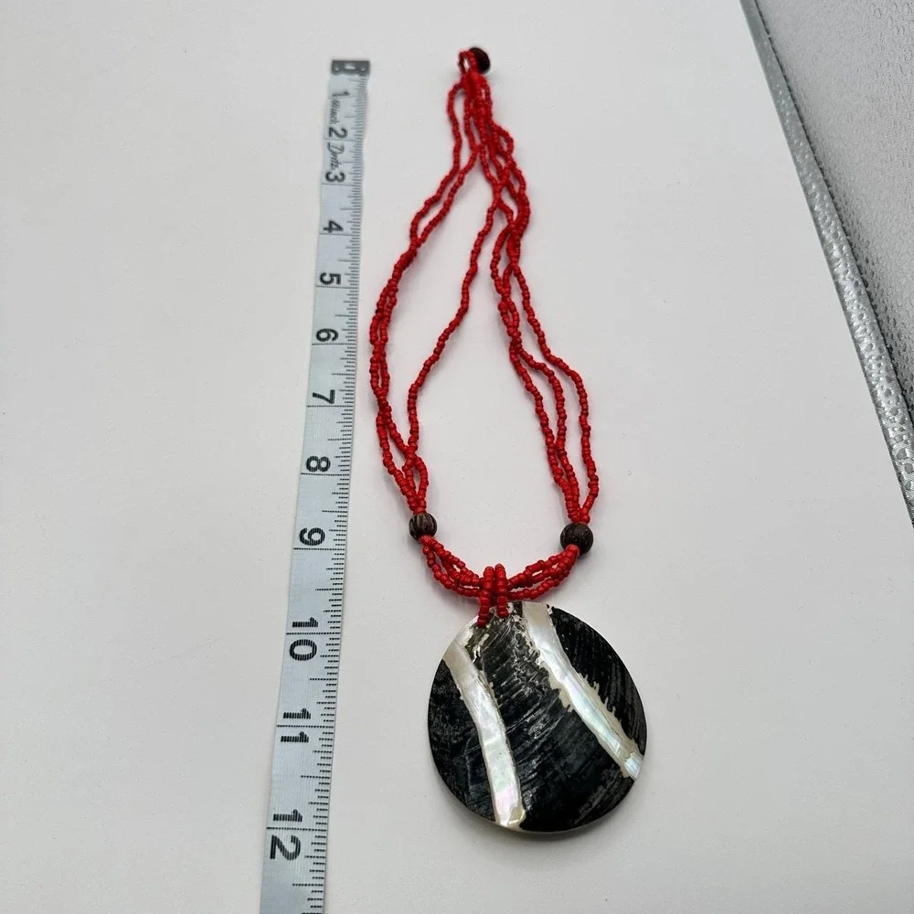 Vintage 90s Red Multi-Strand Beaded‎ Black Round Shell Pendant Necklace Jewelry